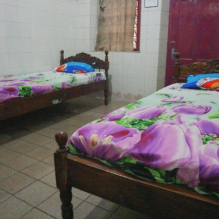 Oyo Life 1972 Aman Family Inn Syariah ポノロゴ エクステリア 写真