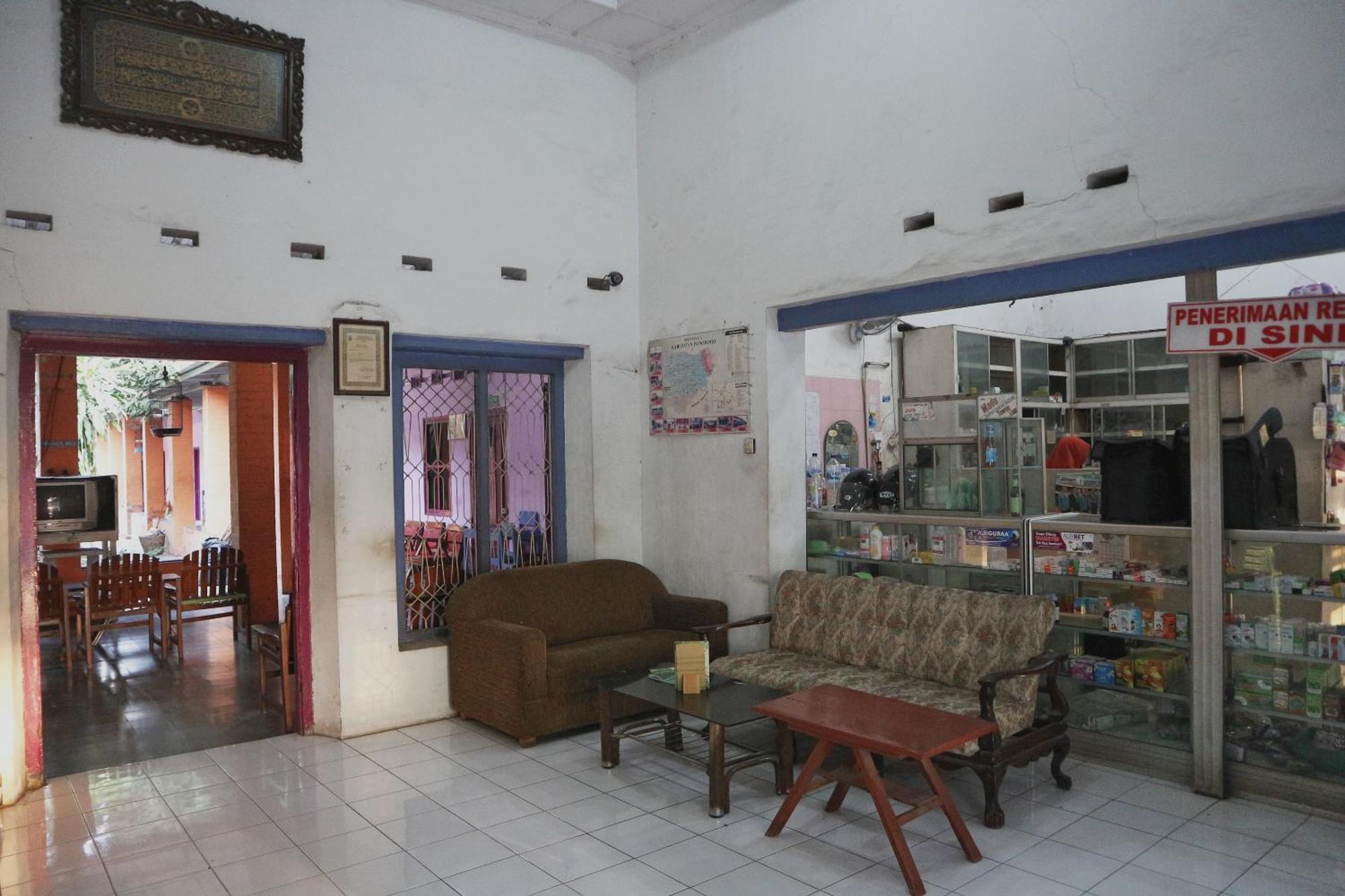 Oyo Life 1972 Aman Family Inn Syariah ポノロゴ エクステリア 写真